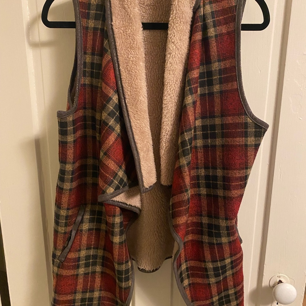 JODIFL Tan and Red Sherpa Vest